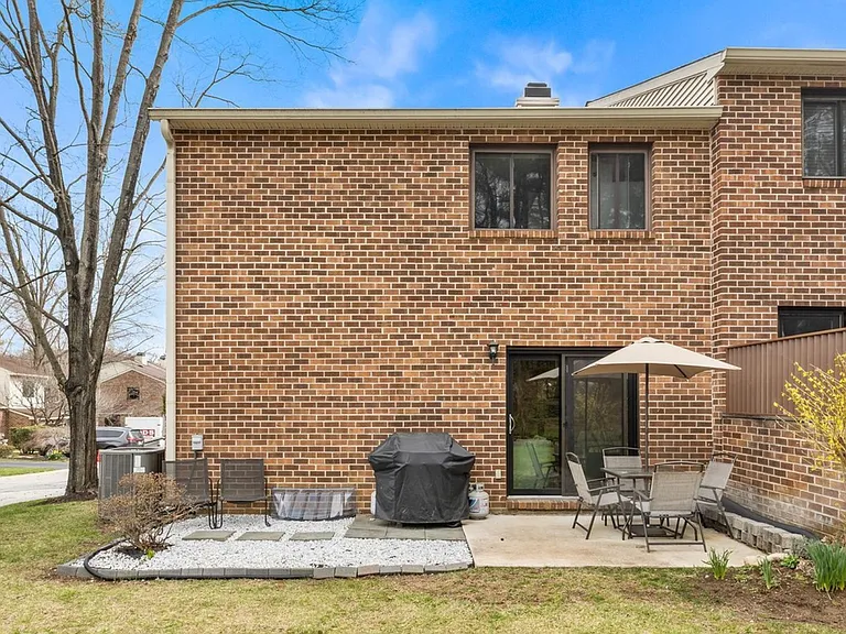 203 Elgin Ct — Photo 10