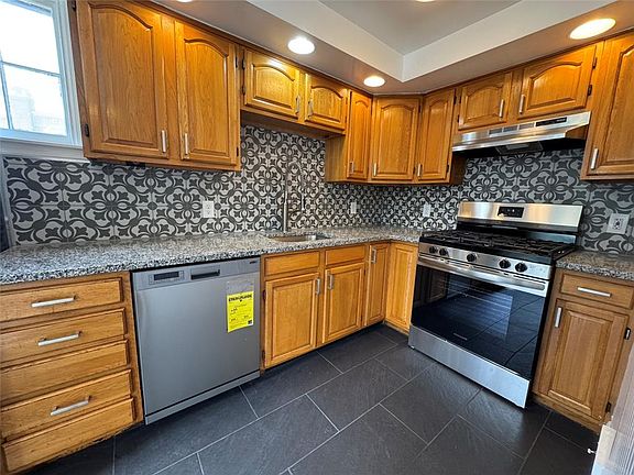 2nd image of 824 Benton St