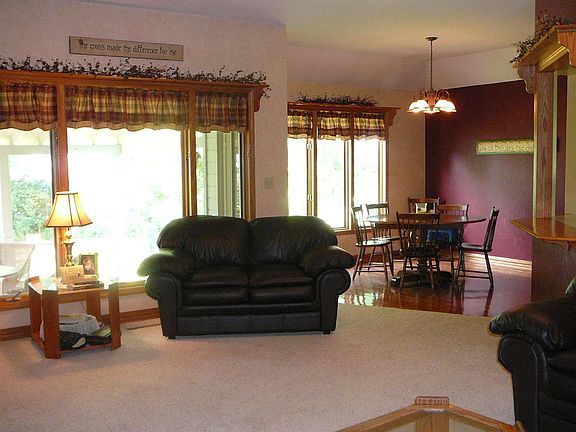 Living Room/Dining Area