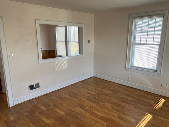 4th image of 2650 Dell Ave NE