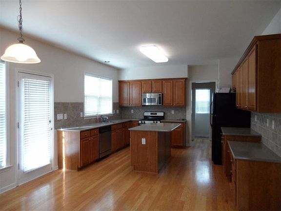 3rd image of 658 Prada Ct