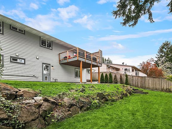 5th image of 4419 SE 4th Pl