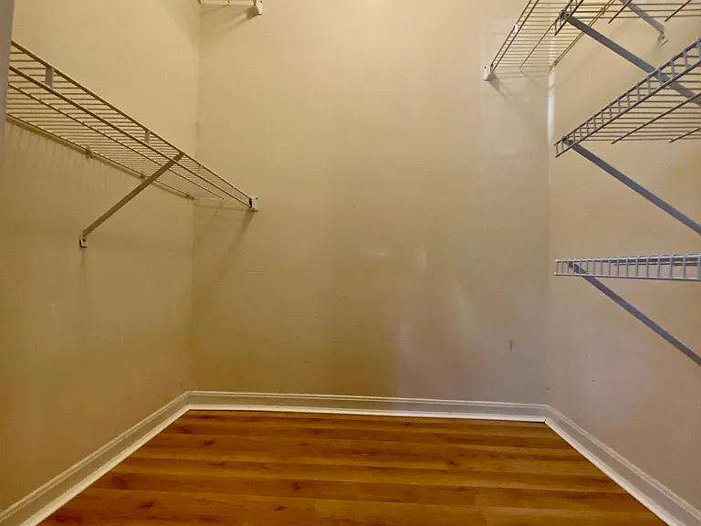 Walkin closet for bedroom 02