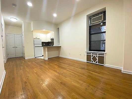 4th image of 151 E 81st St #G2