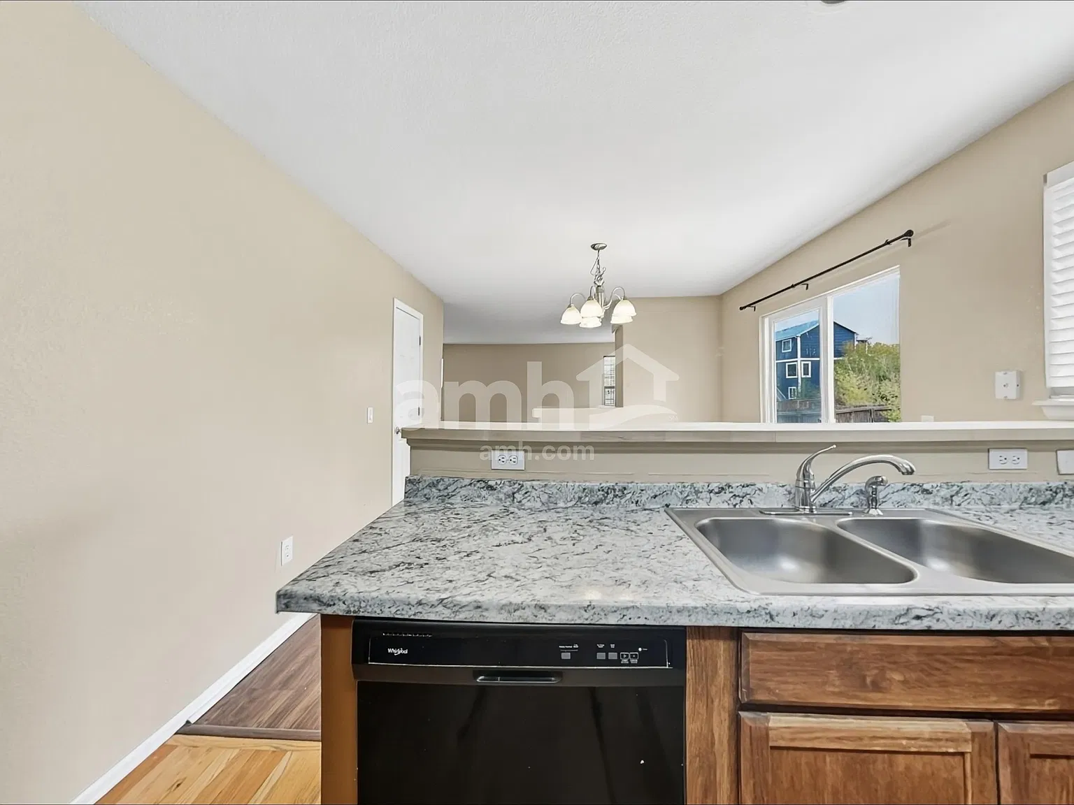 4 bed, 2.5 bath, 1624 sqft, $3,085 — Photo 4