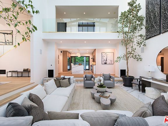 3rd image of 1378 N Doheny Dr