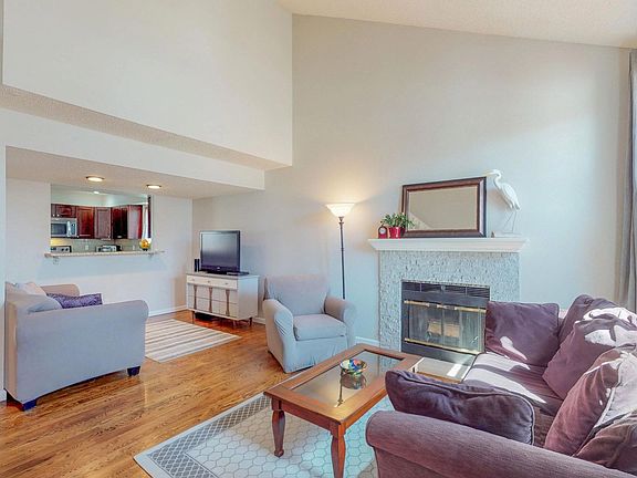 04 - Living room.jpg
