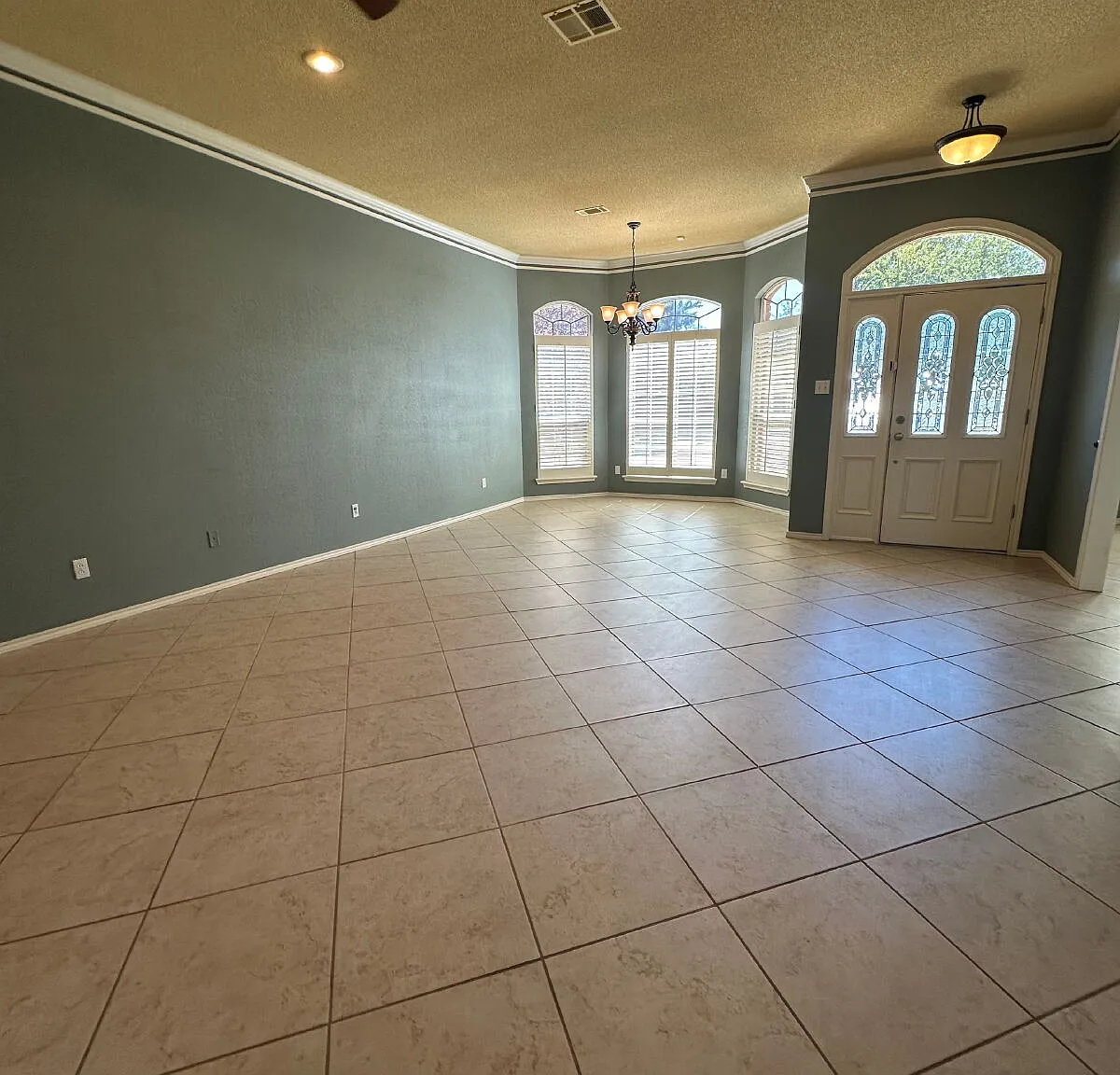 3 bed, 2.0 bath, 2274 sqft, $2,150 — Photo 4