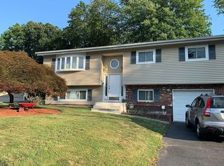 12 Beechwood Ln, Garnerville, NY 10923