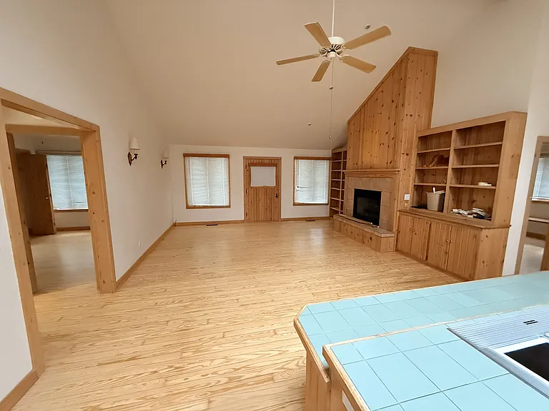 406 Oakland Dr — Photo 2