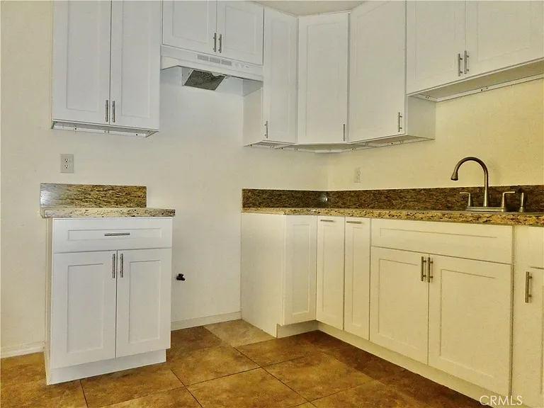 966 W Pine St — Photo 7