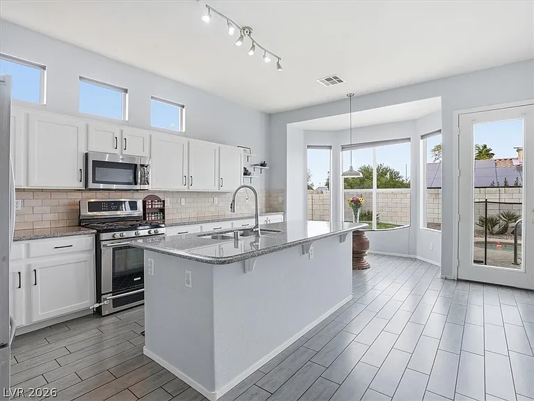 1562 Harwood Ave — Photo 7