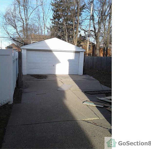 2nd image of 16131 Pinehurst St