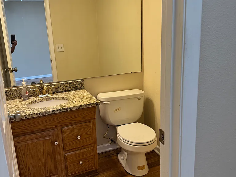 Downstairs 1/2 bathroom