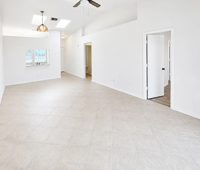 320 SW 3rd Pl #2 — Photo 9