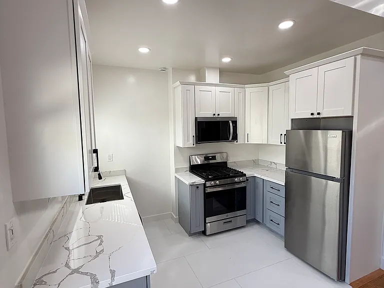 878 E 28th St #9 — Photo 4