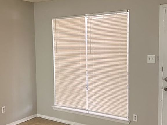 4th image of 701 Oakwood Ln APT 10