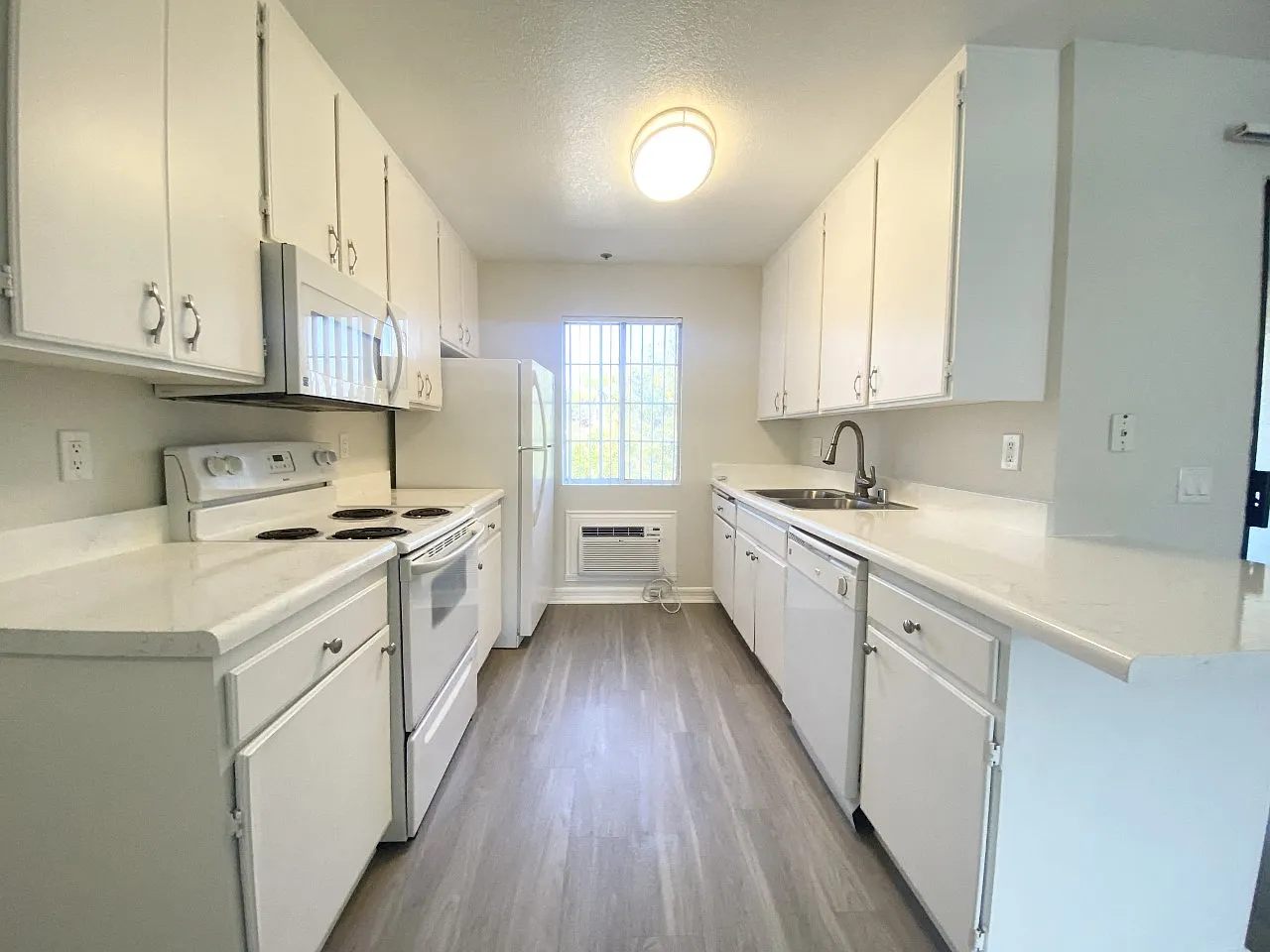 Chateau Spring Gardens Apartments — Photo 3