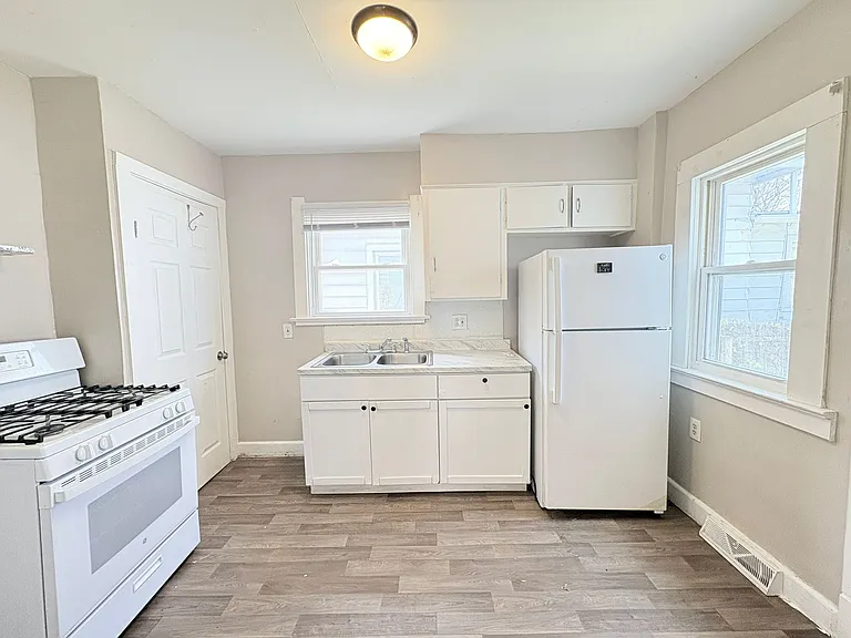 261 E Lake St — Photo 11