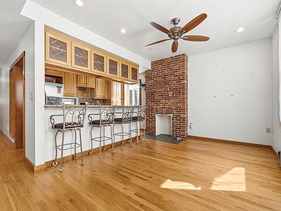 4th image of 3594-3596 Beechwood Blvd