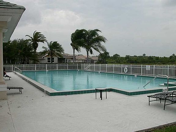 3rd image of 728 Silk Oak Dr