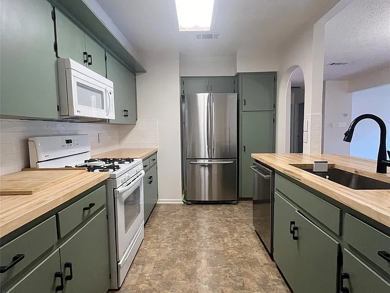 8702 Dawnridge Cir — Photo 10