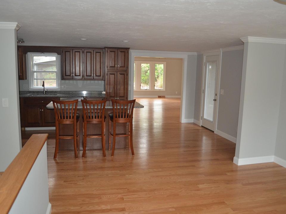 1st image of 12 White Oak Dr