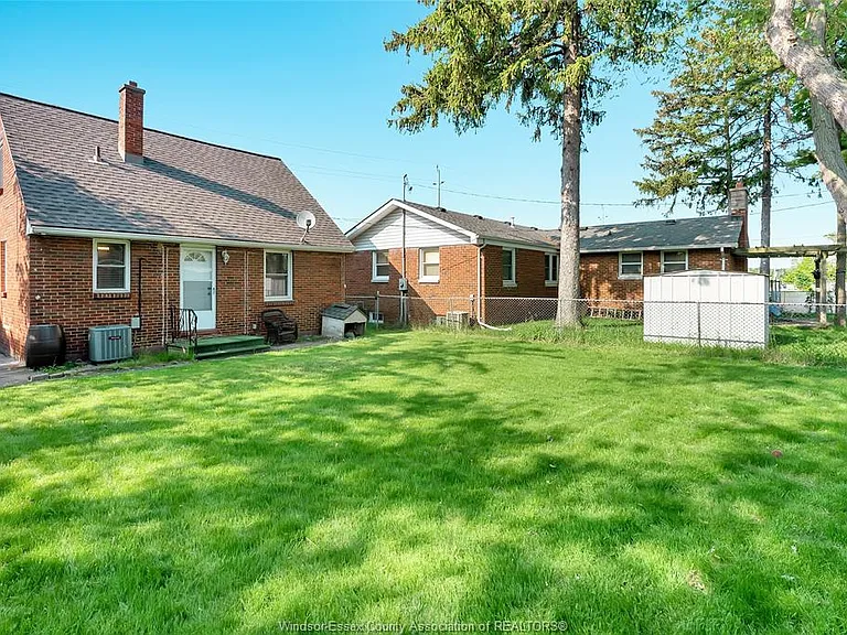 6633 Wyandotte St E — Photo 17