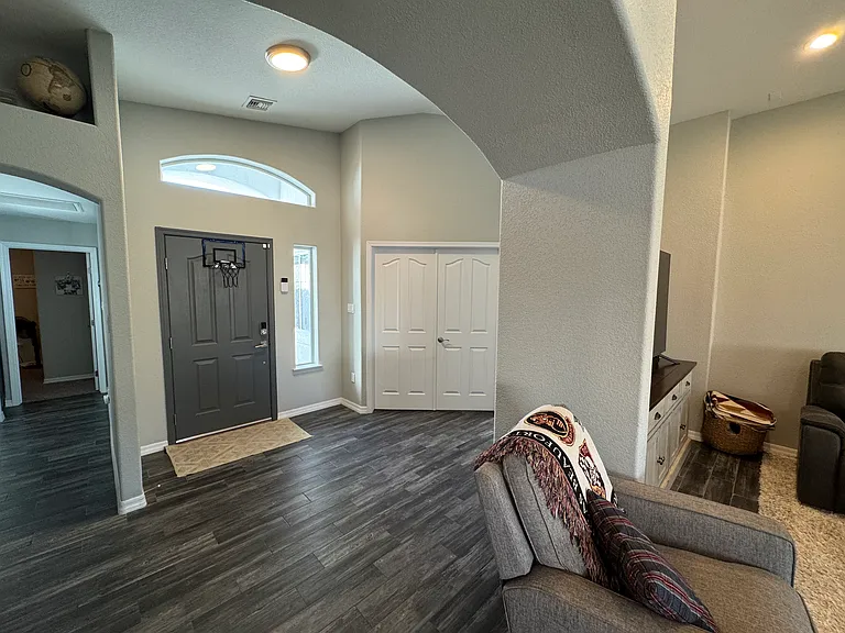 10622 E 38th Ln — Photo 3