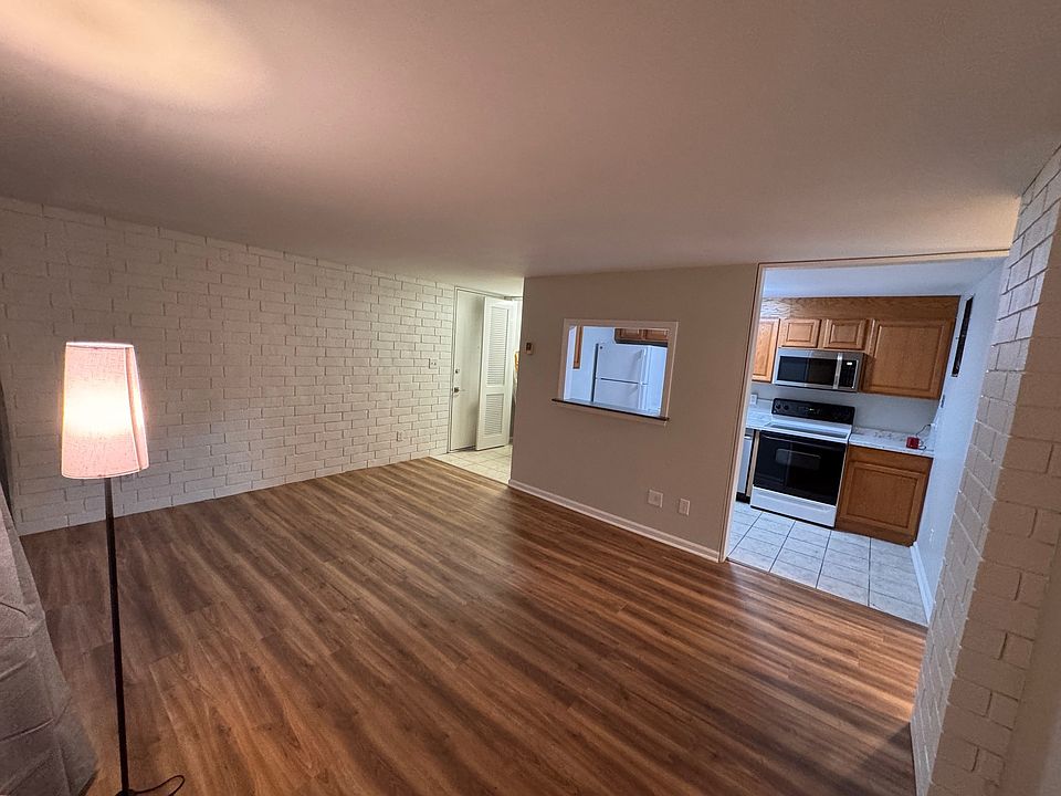 Living room to kitchen and from door
Approx, 16.5' by 12.5'