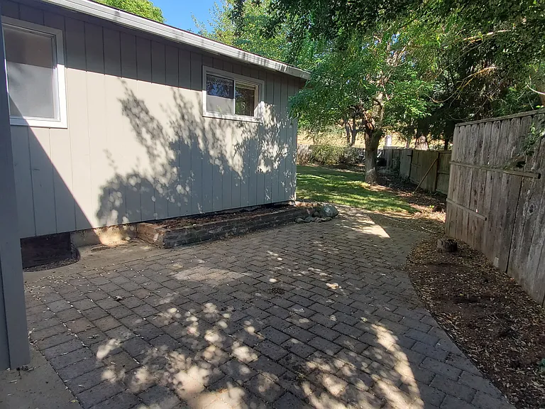 441 Eastwood Dr — Photo 7