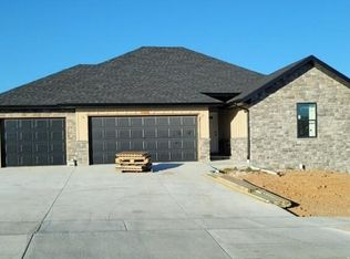910 S Silverwood Ln, Nixa, MO 65714