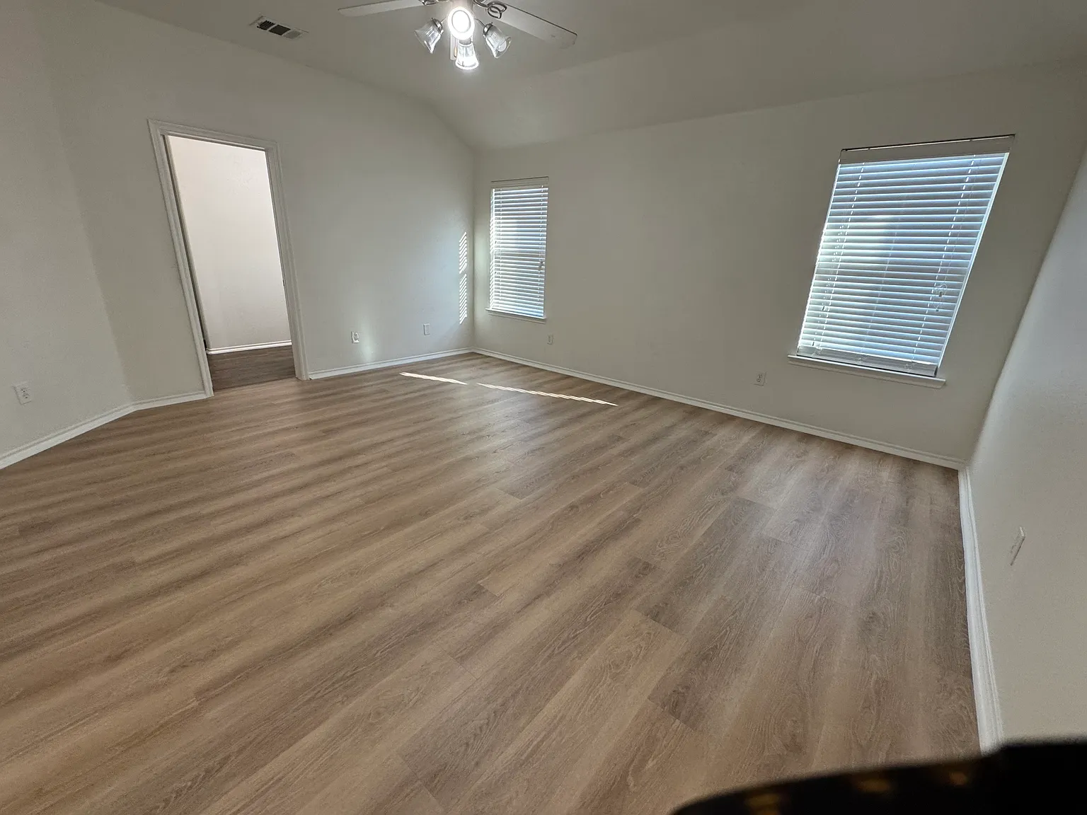 1006 Lancashire Ln — Photo 2