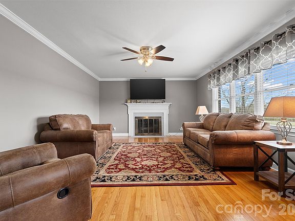 4th image of 871 Saluda Rd