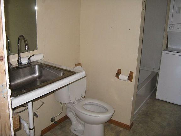 5th image of 371 Hoven St