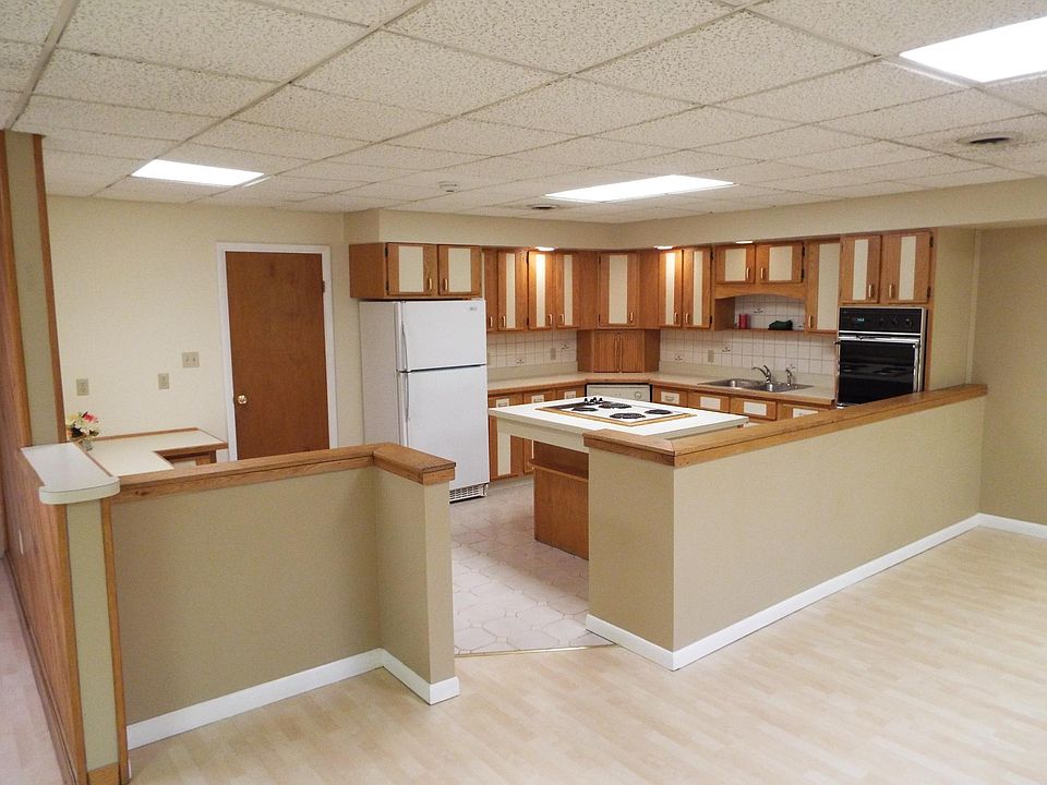Open kitchen, ceramic tile floor and back splash, dish washe
