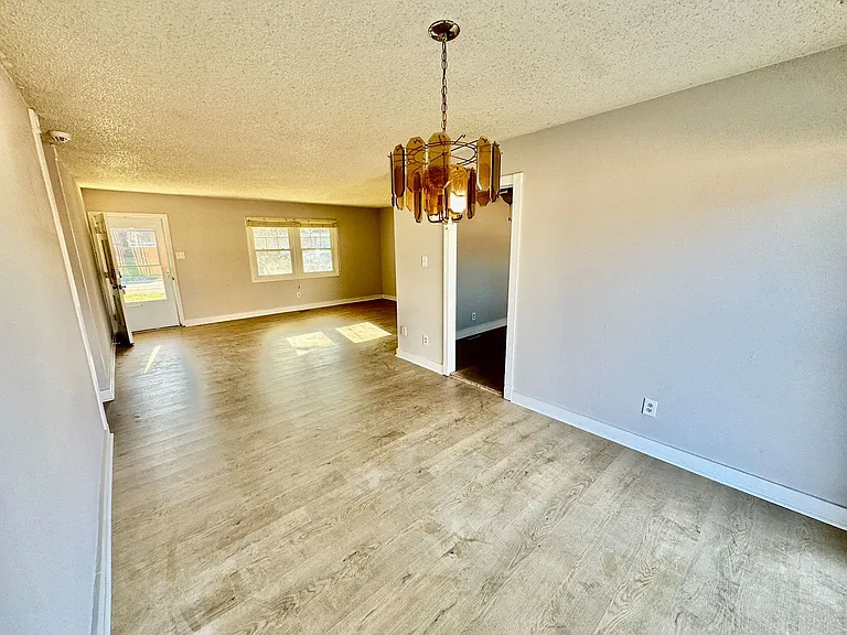 77 Executive Ln — Photo 4