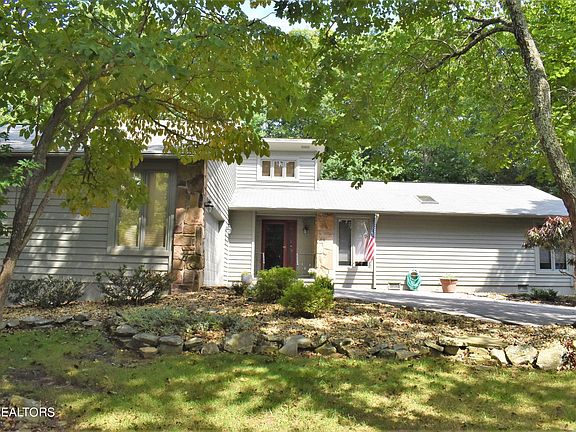 3rd image of 27 Kingsboro Ln
