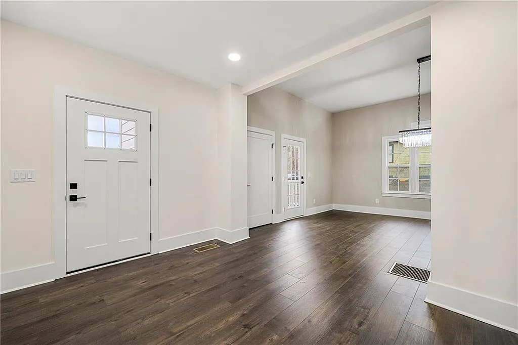3 bed, 2.5 bath, 2556 sqft, $3,200 — Photo 4