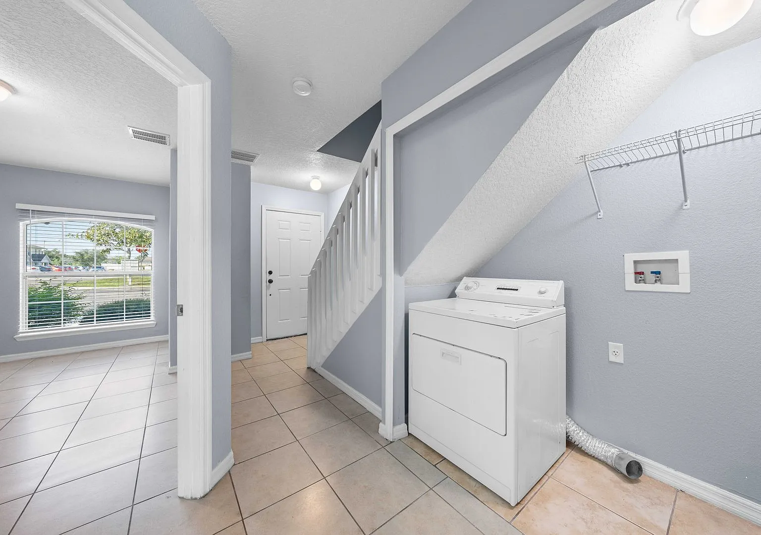 Cozy 3 Bedroom 2 Bath (2 Story) Townhome - BVL — Photo 3