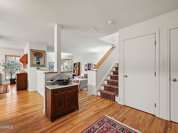 3rd image of 1136 Barker Rd Unit 27