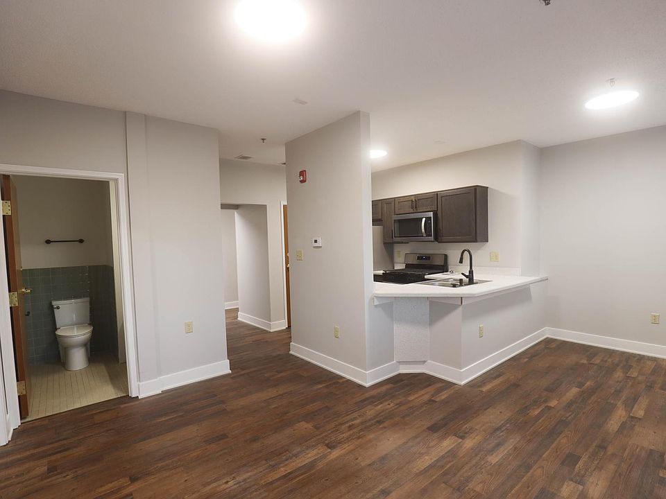 Living room, kitchen, kinchette/dining, 1st full bathroom