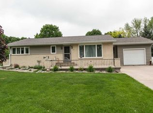 210 10th Ave SW, Dyersville, IA 52040