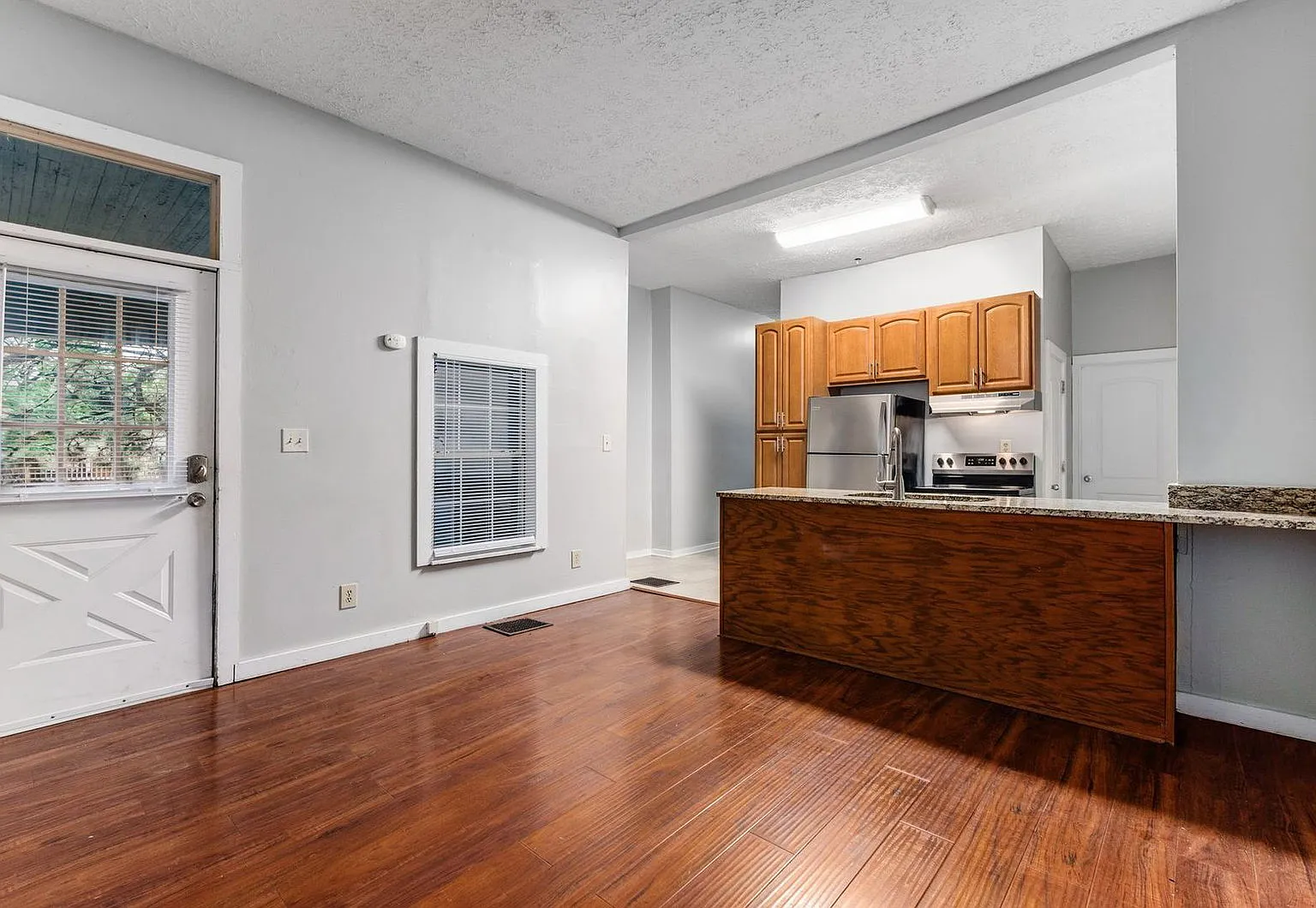 3 bed, 1.0 bath, $1,395 — Photo 2