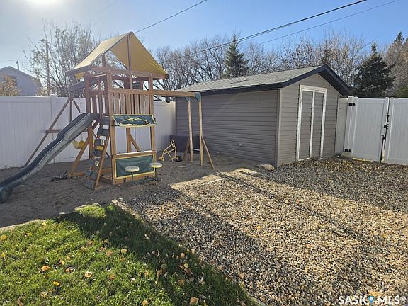 4th image of 107 2nd Street NE