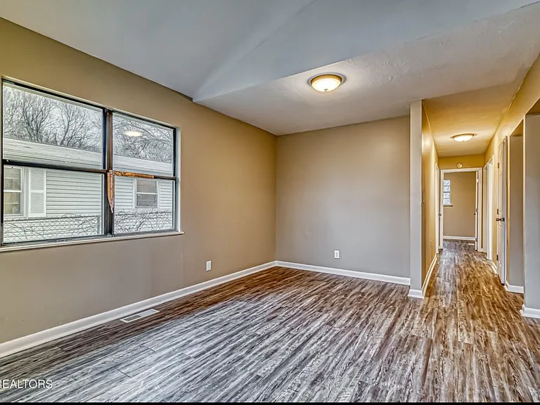 403 Richmond Ave — Photo 5