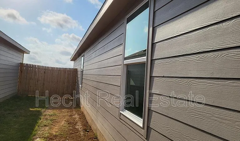 9137 Navarro Vis — Photo 4