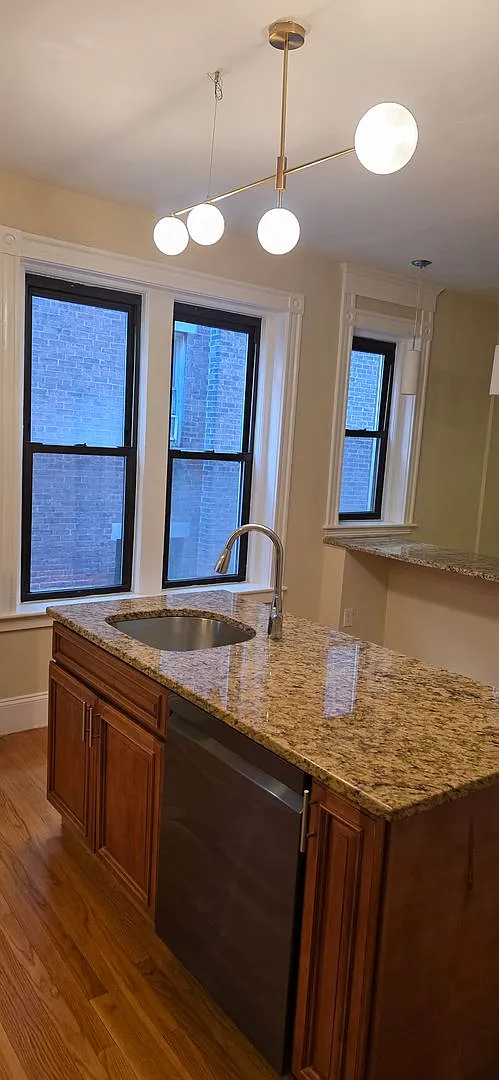 Perfect Apt: Modern, Sunny & Spacious! Apt in The Perfect Location near BU Campus with Heat and H... — Photo 2
