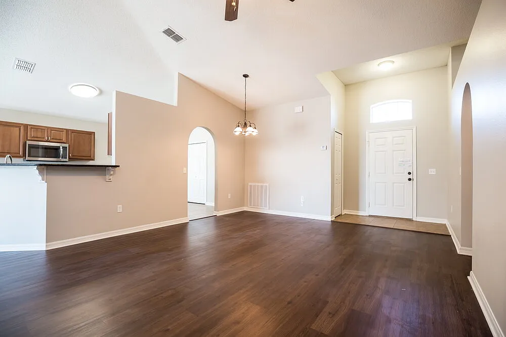 3 bed, 2.0 bath, 1477 sqft, $2,265 — Photo 4