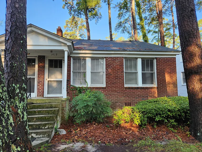 1419 McArthur Ave — Photo 2